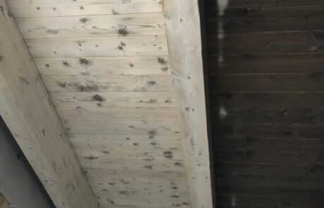 Holzdecke gestrahlt mit eisenfreiem Aluminiumsilikat